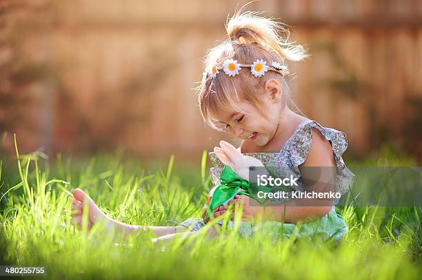 Kleine Mädchen Spielen Mit Einem Hasen Auf Dem Rasen Stockfoto und mehr Bilder von Ostern