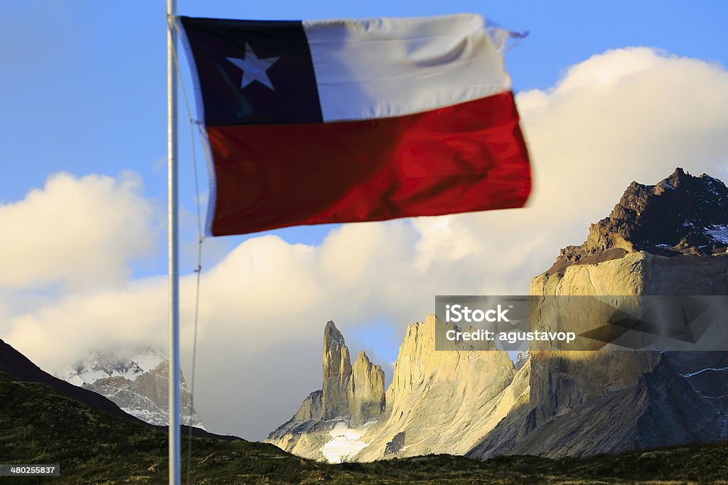 Bandeira Chilena sobre Torrer del Paine-Chile, América do Sul - Royalty-free Bandeira Chilena Foto de stock