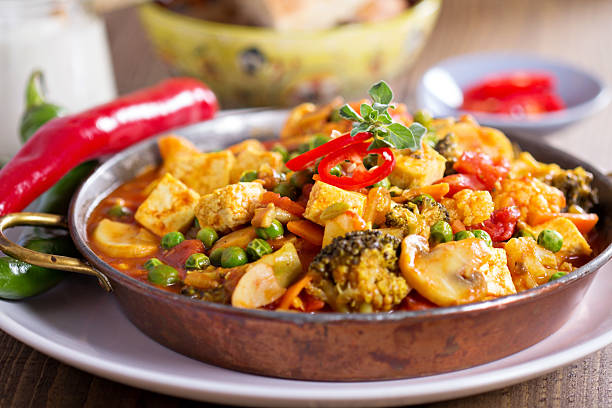 vegane-curry mit tofu und gemüse - tofu chinese cuisine vegetarian food broccoli stock-fotos und bilder