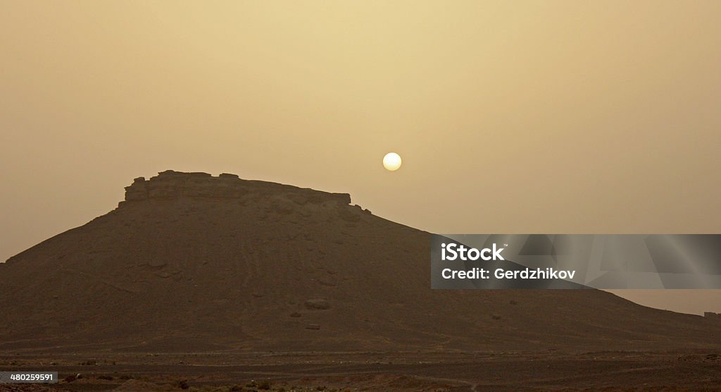 Puesta de sol sobre el rock - Foto de stock de Aire libre libre de derechos