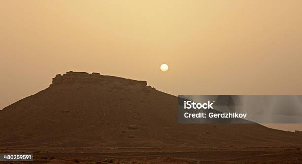 Puesta De Sol Sobre El Rock Foto de stock y más banco de imágenes de Aire libre - Aire libre, Ajardinado, Ambiente atmosférico