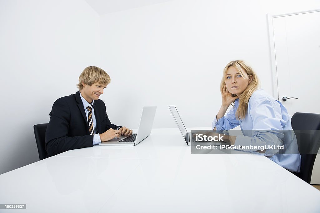 Retrato de Mulher de negócios, trabalhando no escritório com colega de trabalho - Foto de stock de 20 Anos royalty-free