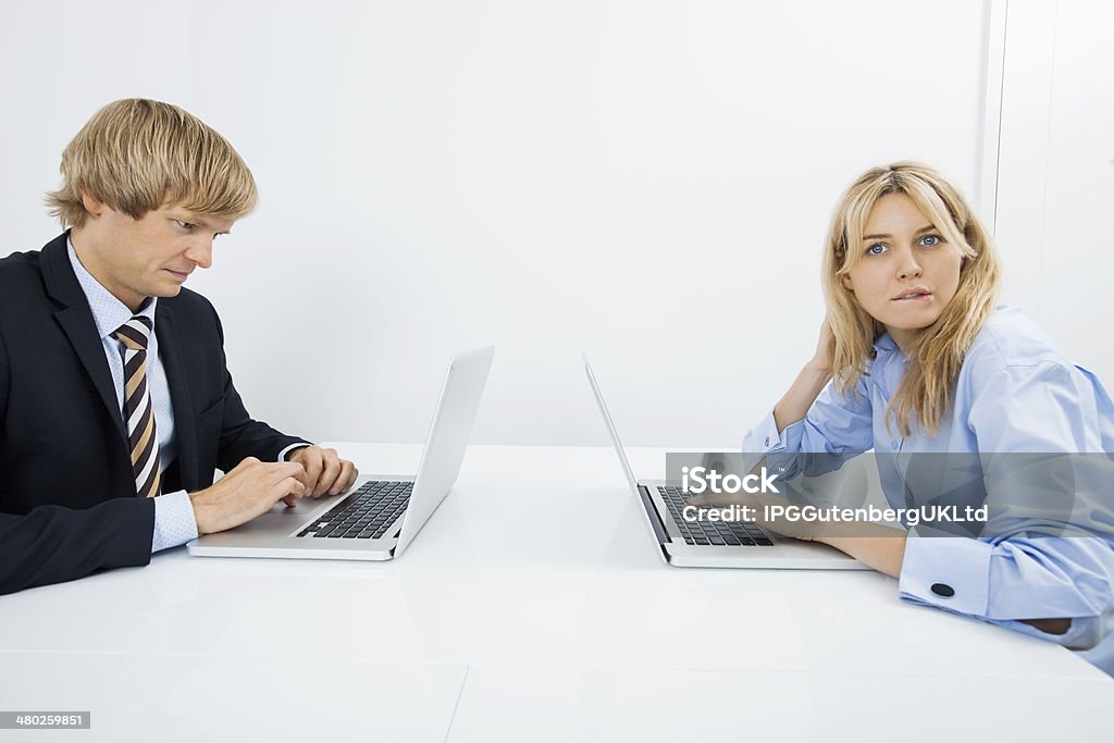 のビジネスウーマンの肖像画で、オフィス内の仕事仲間ノートパソコンを使う - 20代のロイヤリティフリーストックフォト