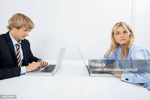 のビジネスウーマンの肖像画でオフィス内の仕事仲間ノートパソコンを使う - 20代のストックフォトや画像を多数ご用意 - 20代, 25-29歳, 2人