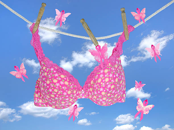 rose soutien-gorge avec ruban de sensibilisation pour le cancer du sein rose - bra lingerie clothesline underwear photos et images de collection
