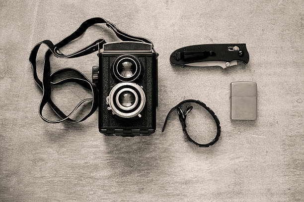 vintage antiga câmara e lâmina de barbear em fundo de madeira - bellow camera photography photography themes photographer imagens e fotografias de stock