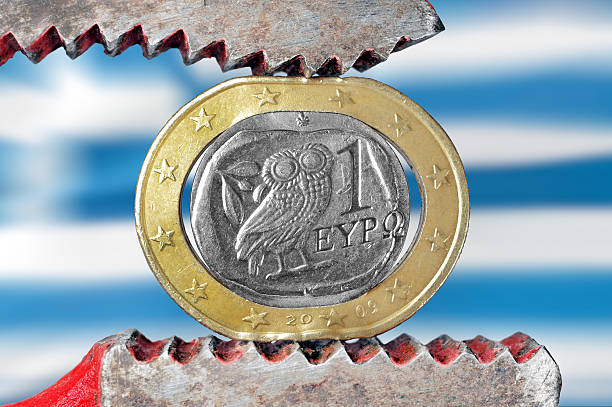 a grécia crise da dívida-euro saída? - greece crisis finance debt - fotografias e filmes do acervo