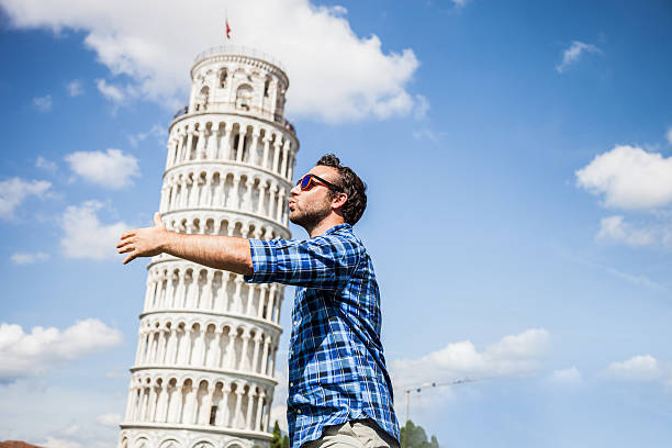 young tourist divirtiéndose en pisa - torre de pisa fotografías e imágenes de stock