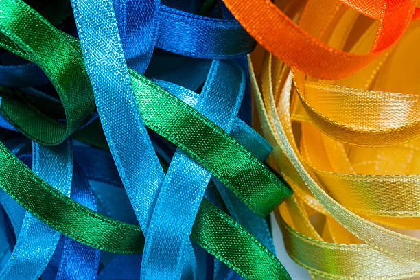 Immagine astratta di nastri colorati filati multicolore - foto stock