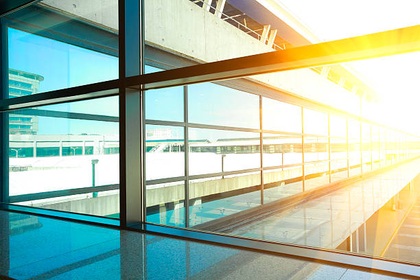 golden luce blu di finestre in vetro ufficio moderno edificio - office indoors contemporary office building foto e immagini stock