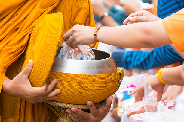 ofrece alimentos para monk - part of buddha fotografías e imágenes de stock