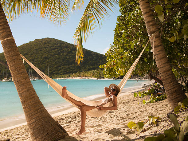 femme se détendre dans un hamac sur jost van dyke, dans les îles vierges britanniques - swimwear caribbean sea beach water photos et images de collection