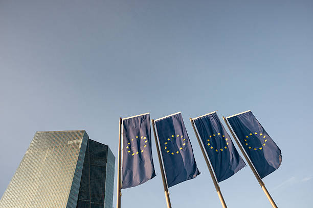 ezb ezb, die europäische zentralbank, die europäische union flaggen, frankfurt - ecb stock-fotos und bilder