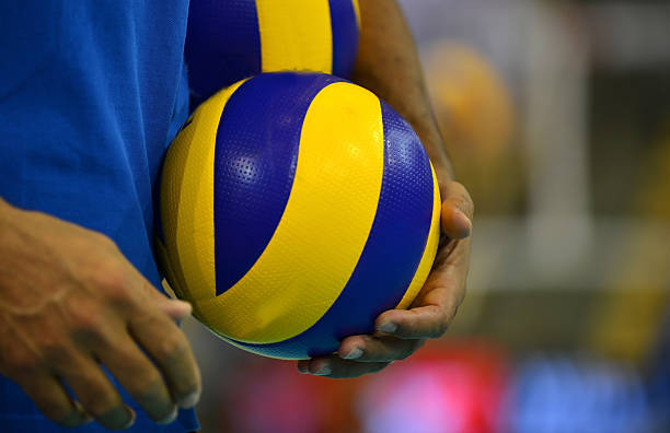 voleibol de deporte de equipo-atleta - volleyball volleying human hand men fotografías e imágenes de stock