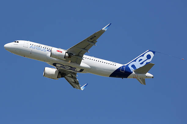 airbus a320neo avión toulouse airport - commercial airplane airplane airbus passenger fotografías e imágenes de stock