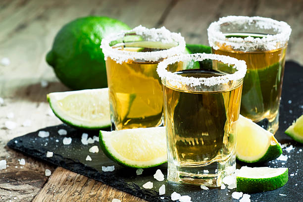 oro tequila messicana con lime e salt - tequila shot tequila salt lemon foto e immagini stock