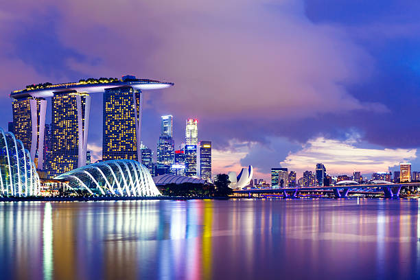 singapur skyline bei nacht - singapore stock-fotos und bilder