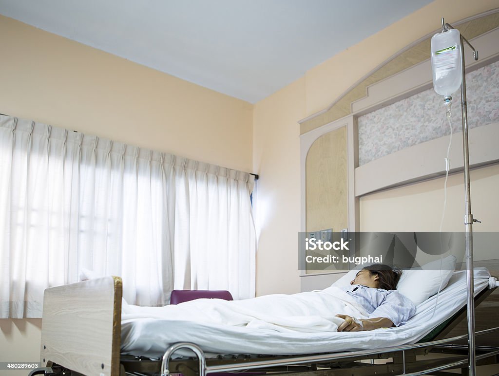 Mujer paciente en la cama de hospital - Foto de stock de Accidentes y desastres libre de derechos