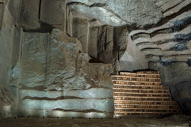 벽면 염 광산 in wieliczka 슈체친 - mine of salt 뉴스 사진 이미지