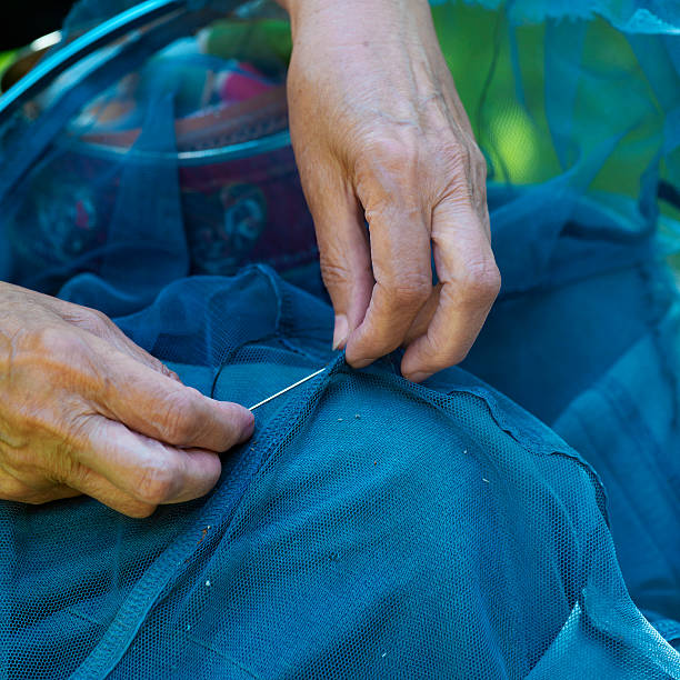 darning una rete - craft product women sewing human knee foto e immagini stock