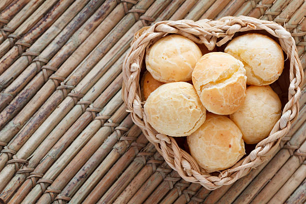 lanche pão de queijo brasileiro (pão de queijo - bread food basket sweet bun - fotografias e filmes do acervo