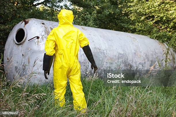 Tecnico In Uniforme Esaminare Grandi Acciaio Tank - Fotografie stock e altre immagini di Serbatoio - Serbatoio, Arrugginito, Farmaco