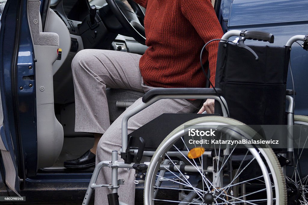 Motorista com deficiência - Foto de stock de Cadeira de rodas - Equipamento Ortopédico royalty-free