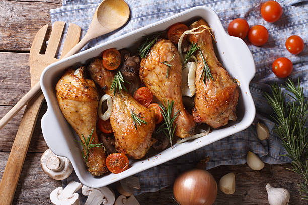 les cuisses de poulet cuit avec des légumes gros plan horizontal vue du haut - cuisse photos et images de collection