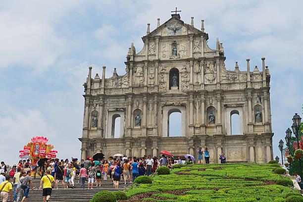 touristen besuchen sie die ruinen von st. paul's cathedral in macau. - unesco world heritage site macao church stone stock-fotos und bilder