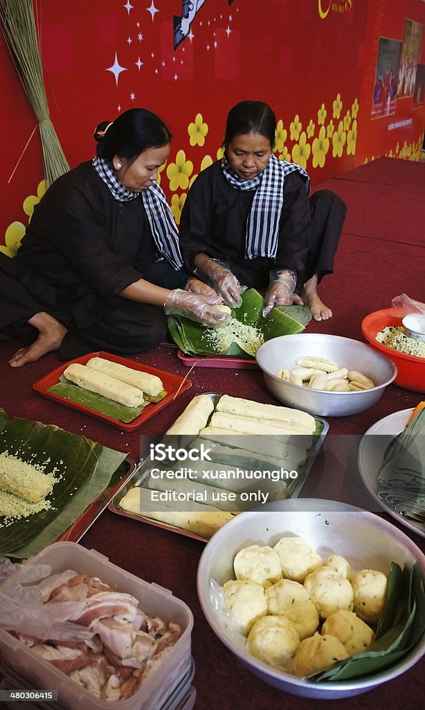 Gens avec la cuisine traditionnelle vietnamienne robe - Photo de Adulte libre de droits