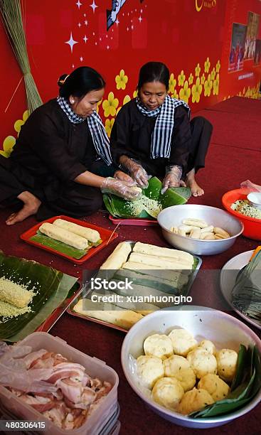 Photo libre de droit de Gens Avec La Cuisine Traditionnelle Vietnamienne Robe banque d'images et plus d'images libres de droit de Adulte