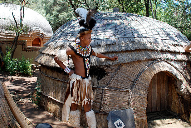 zulu warrior hombre en aldea cultural de lesedi, sudáfrica. - south africa zulu bead african descent fotografías e imágenes de stock