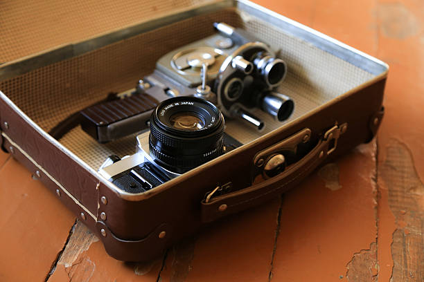 maleta sobre la planta, de estilo retro, cámara, - hi8 fotografías e imágenes de stock
