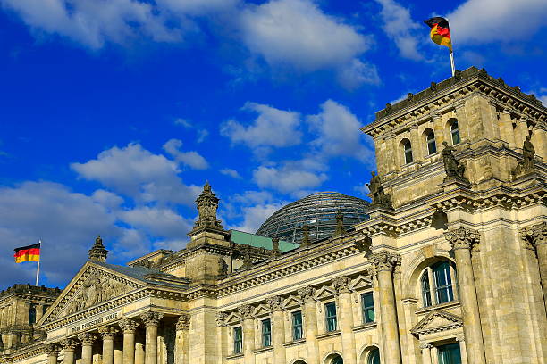 berlín reichstag con alemán flags bajo nubes, alemania. - berlin germany the reichstag german culture contemporary fotografías e imágenes de stock