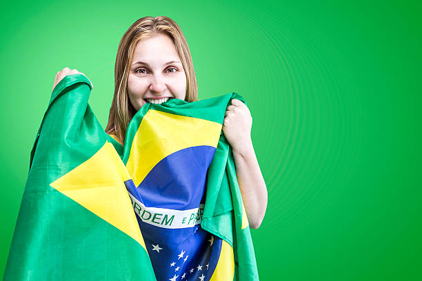 blonde kobieta trzyma flagę z brazylii na zielonym tle - stadium brazil maracana stadium rio de janeiro zdjęcia i obrazy z banku zdjęć