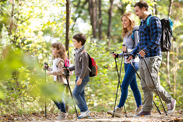 fröhliche familie wandern. - family four people smiling autumn stock-fotos und bilder