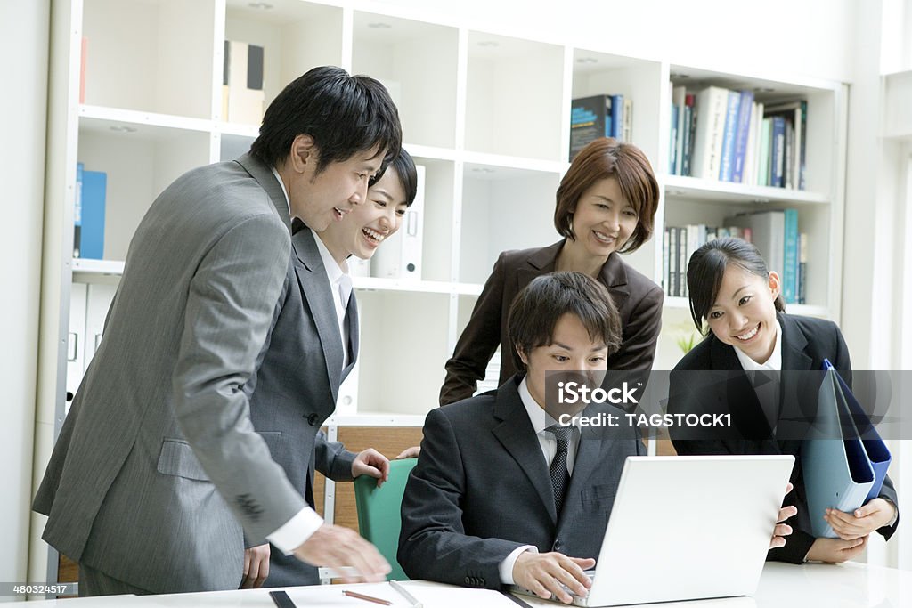 Man and woman looking at PC - Foto de stock de Japonés - Oriental libre de derechos