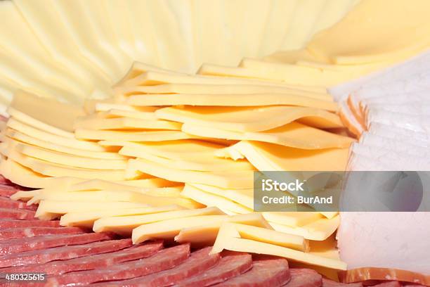 Salchichas Y Queso Foto de stock y más banco de imágenes de Alimento - Alimento, Amarillo - Color, Arreglo