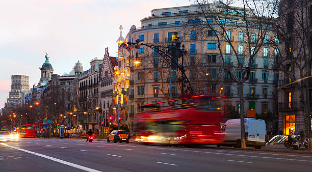 blick am abend auf die passeig de gracia in barcelona, spanien - passeig de gracia stock-fotos und bilder