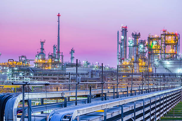 crepúsculo planta industrial de petróleo - petrochemical refinery - fotografias e filmes do acervo