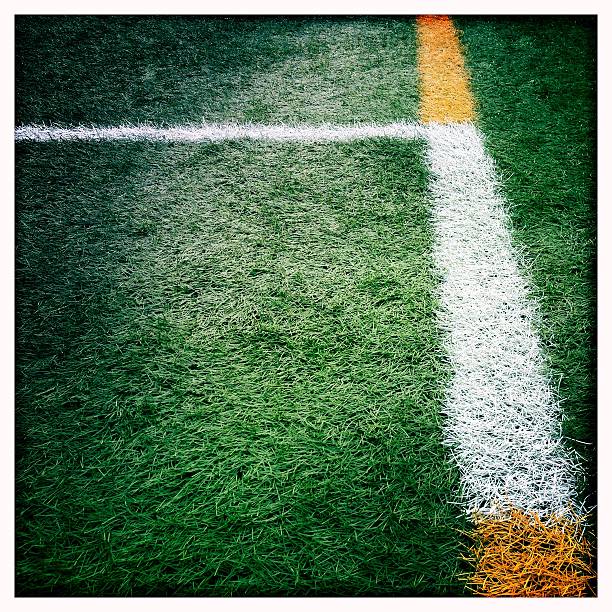 relva artificial - football field artificial turf end zone turf imagens e fotografias de stock