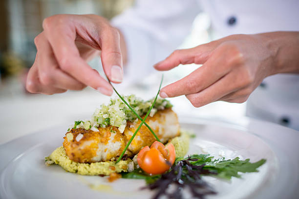 z bliska szefa kuchni dekorowanie talerza - serving food restaurant chicken zdjęcia i obrazy z banku zdjęć