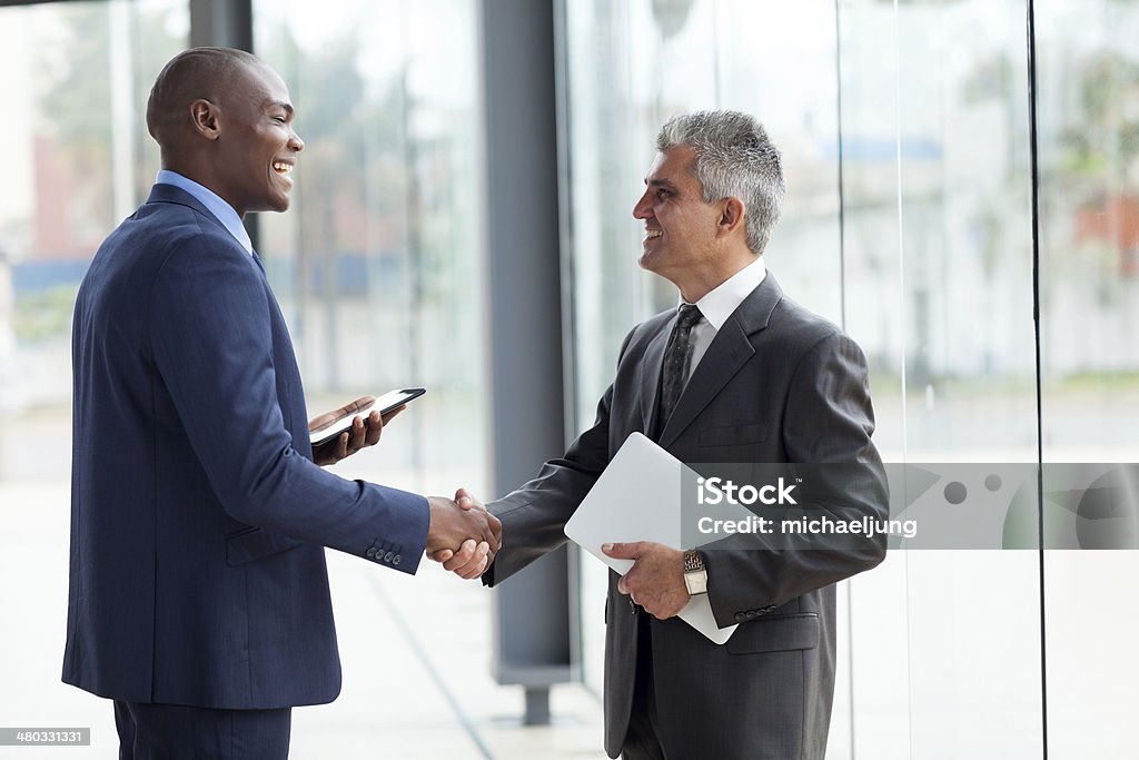 Geschäftsleute handshaking - Lizenzfrei Hände schütteln Stock-Foto