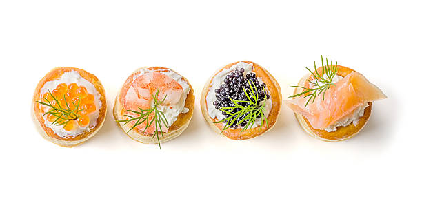 pâtisseries avec du saumon, du caviar et des crevettes - appetizer photos et images de collection