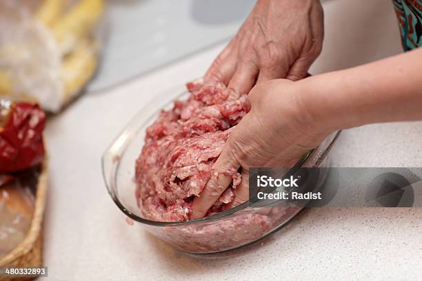 Mistura De Carne Picada Cozinhar - Fotografias de stock e mais imagens de Carne - Carne, Misturar, Alimentação Saudável