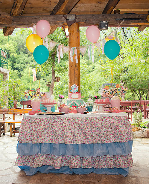 mesa de festa de aniversário com doces para criança - flavored ice variation birthday candy imagens e fotografias de stock