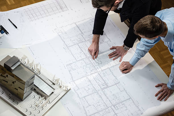 クライアントの建築家の設計図を説明する - architect ストックフォトと画像