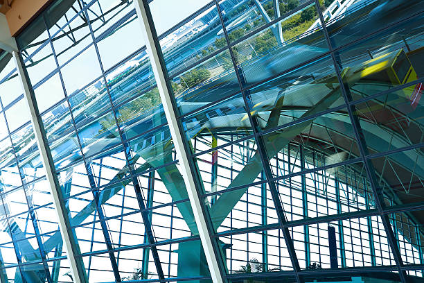 janelas de vidro azul moderno edifício de escritório - office indoors contemporary office building - fotografias e filmes do acervo