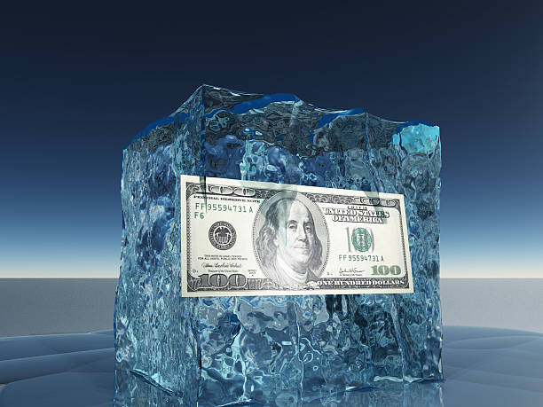 紙幣の凍結氷 - frozen currency finance ice ストックフォトと画像