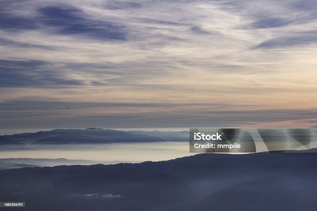 Majestätischen Sonnenuntergang über hills - Lizenzfrei Abenddämmerung Stock-Foto